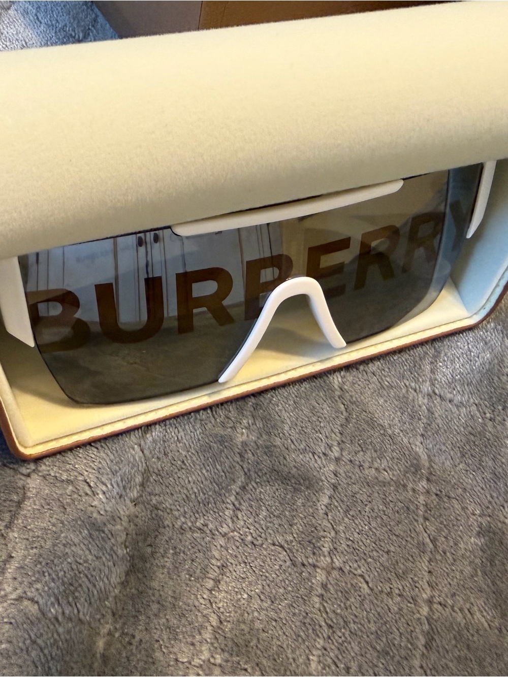 NEW Burberry BE4291 White Logo Shield Sunglasses Full Set Box & Case - Picture 4 of 5